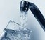 Photo montrant de l'eau qui coule d'un robinet dans un verre. Robinet CCIG