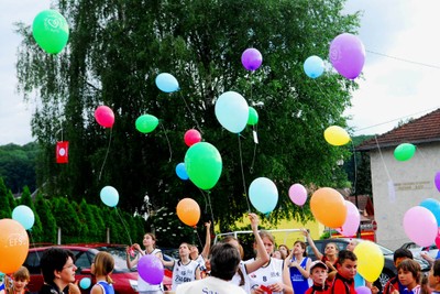 Ca y est !! Les ballons s’envolent au Forum de Waldighoffen