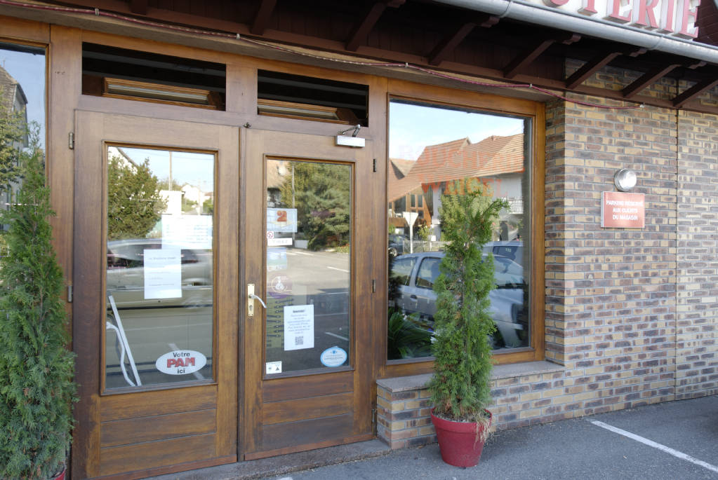 QR Code sur la porte d'entrée de la boucherie Weigel 