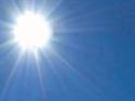 Photo d'un soleil dans un ciel bleu symbolisant des fortes chaleurs.