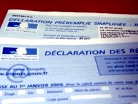 Une photo de déclaration d'impôts papier