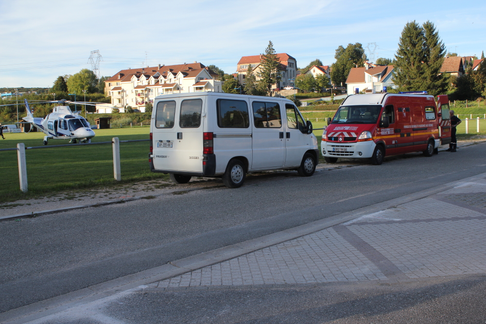 9 sept 2011-Véhicules d'intervention et hélicoptère du Samu à Waldighoffen