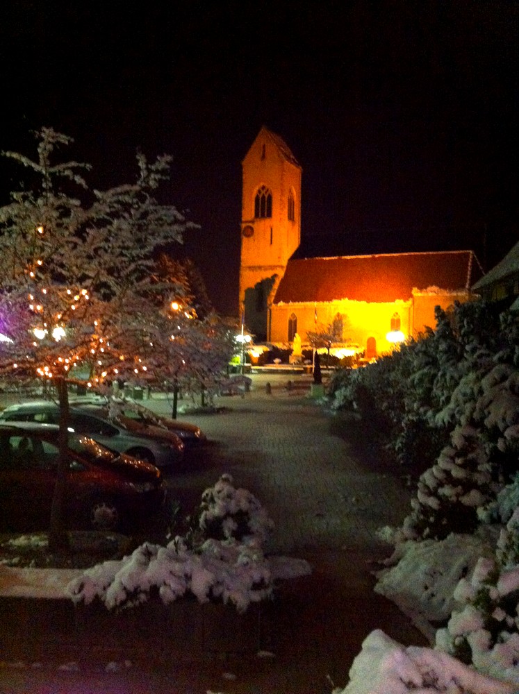 Eglise de Waldighoffen la nuit en décembre