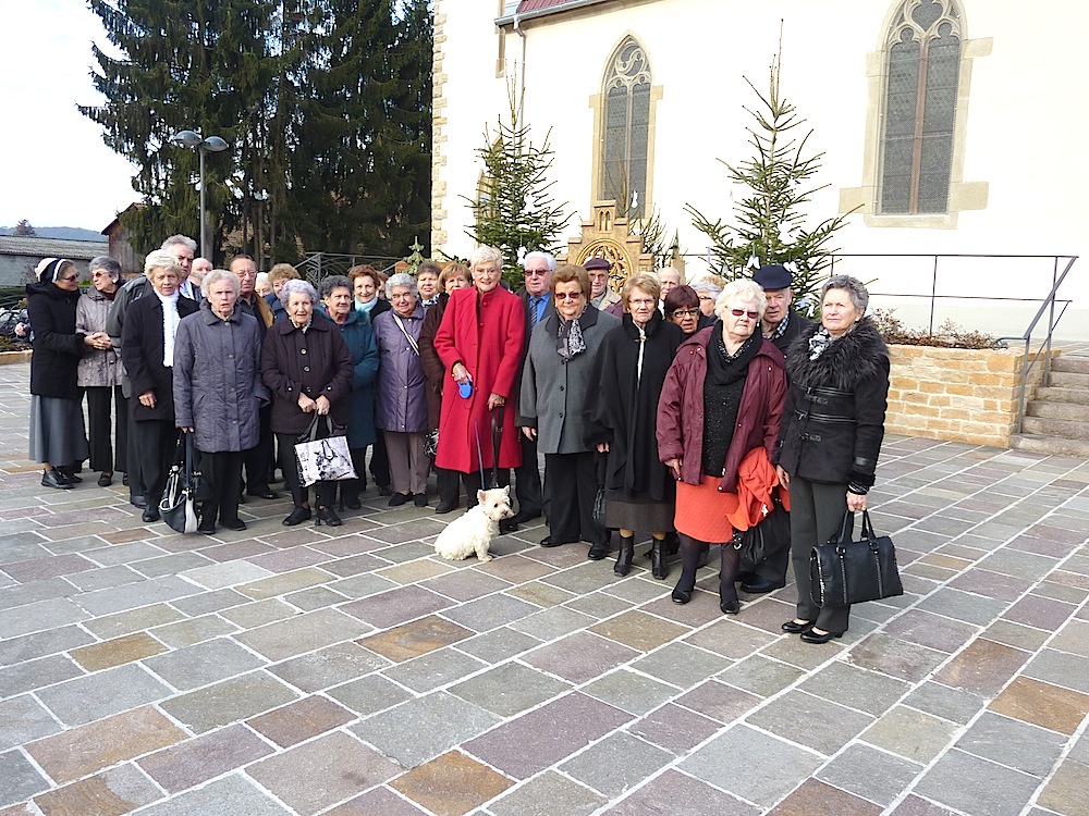 Gens Heureux Noël 2013 - Sur le parvis de l'église