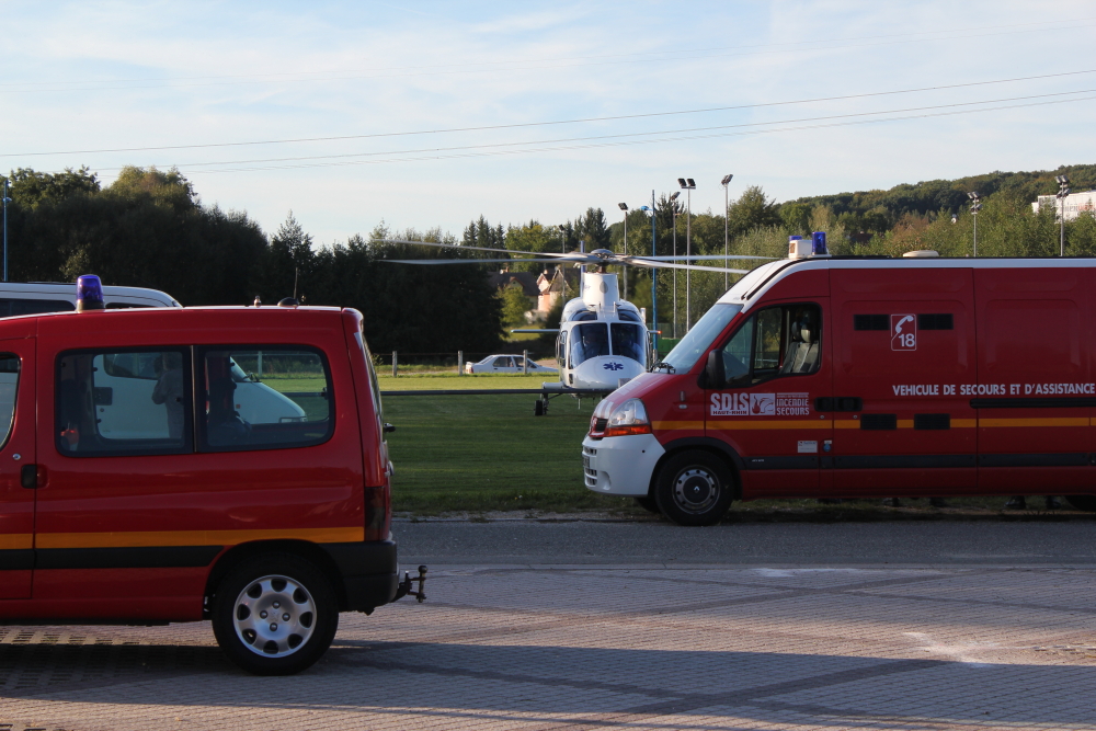 Hélicoptère du Samu et 3 véhicules d'intervention des pompiers à Waldighoffen le 9 septembre 2011