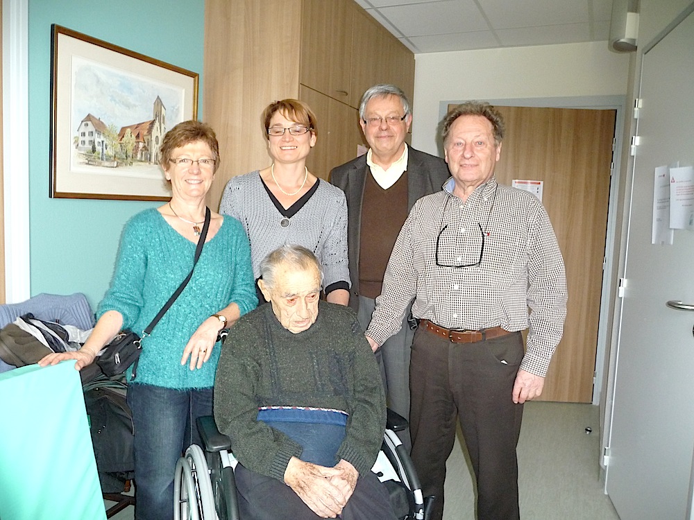 Les 93 ans du curé Ditner avec la municipalité de Waldighoffen