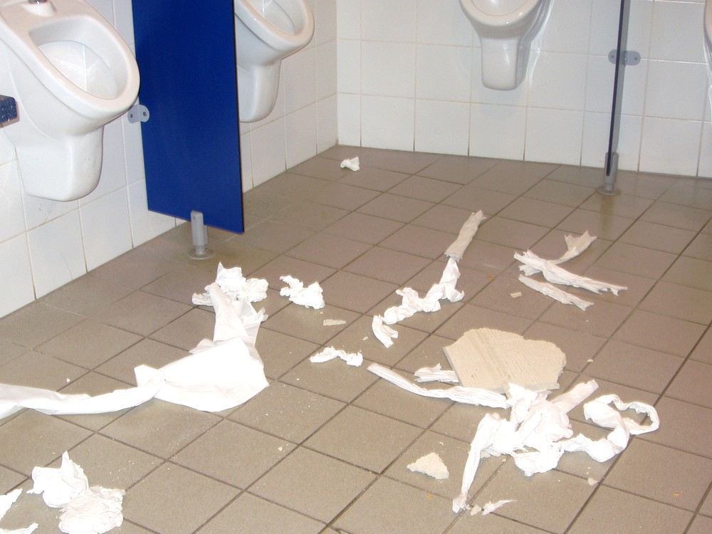 Toilettes de l'école jonchées de détritus