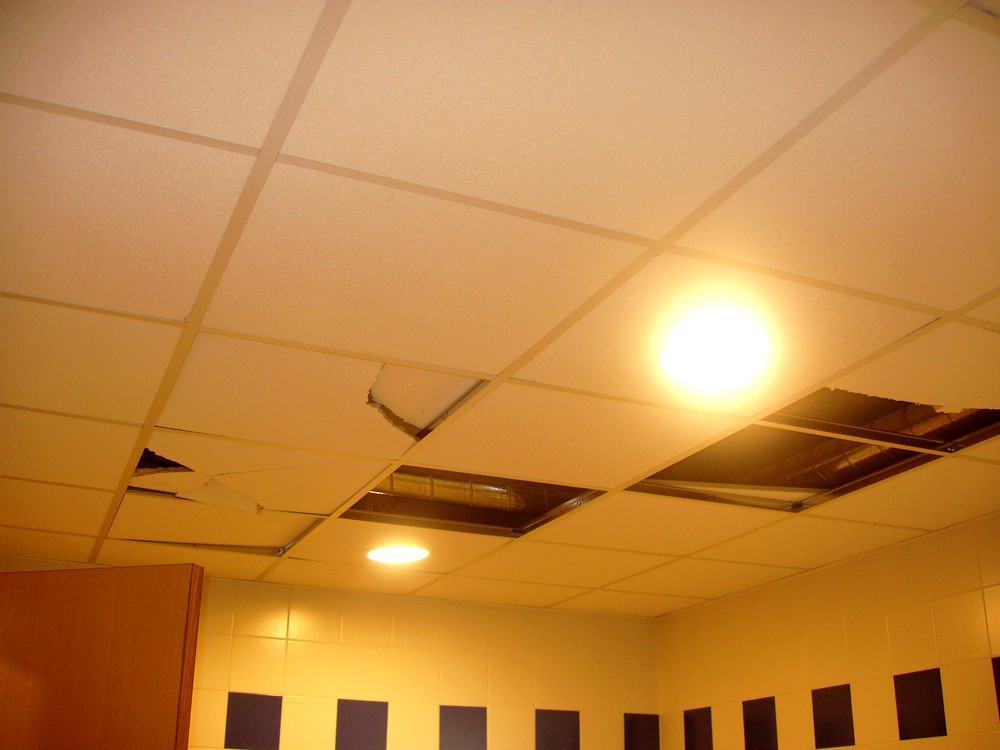Plafond des toilettes de l'école abîmé dans la nuit du 18 au 19 juillet 2010