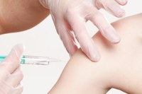 Bras qui reçoit un vaccin.