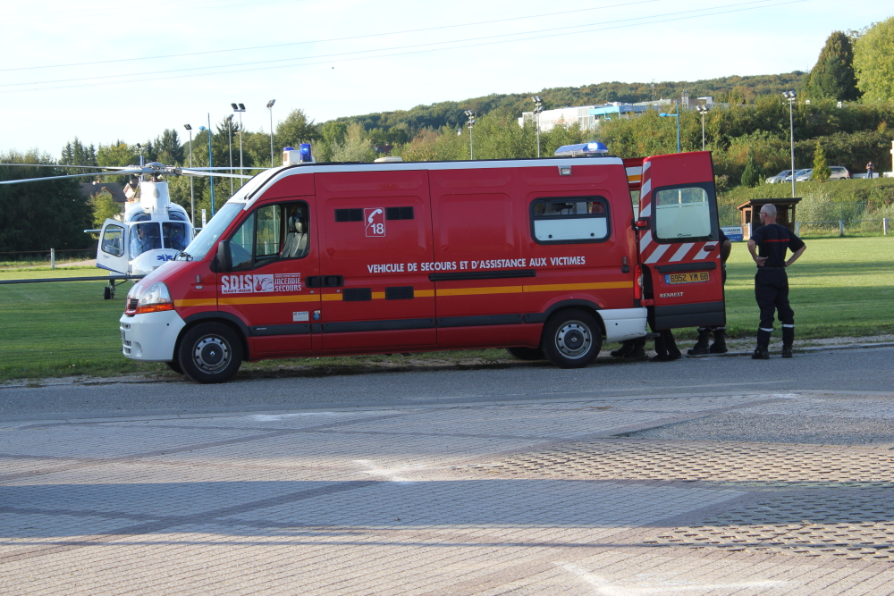 Véhicule du SDIS et hélicoptère du Samu à Waldighoffen le 9 septembre 2011