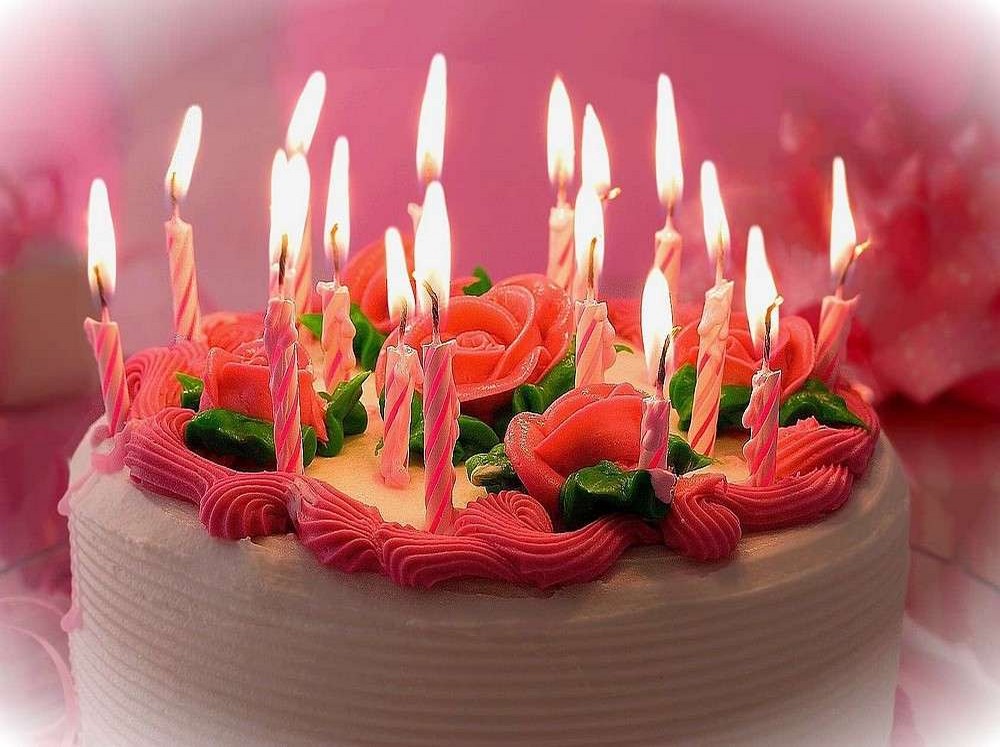 Gâteau anniversaire bougies allumées
