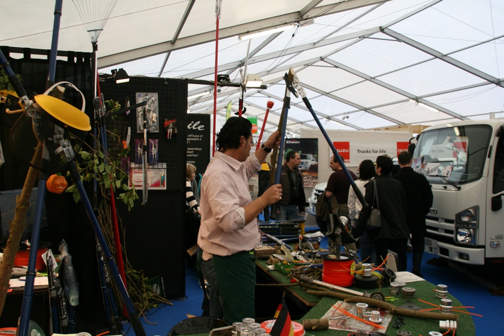 Des outils de jardinage à l'Expo-Habitat 2011.