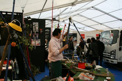 Des outils de jardinage à l'Expo-Habitat 2011.