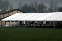 On monte les tentes pour l'Expo Habitat 2011 à Waldighoffen