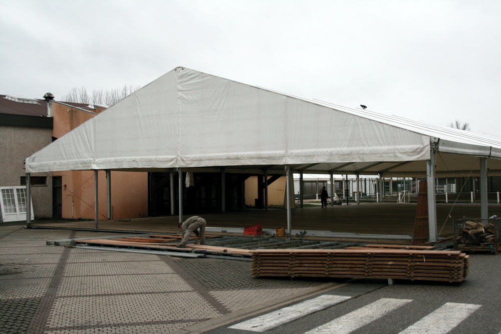 Mise en place du plancher des tentes de l'Expo Habitat 2011 de Waldighoffen