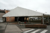 Mise en place du plancher des tentes de l'Expo Habitat 2011 de Waldighoffen