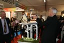 Fernand Heinis allume les bougies du gâteau d'anniversaire du salon à l'inauguration de l'Expo Habitat 2013.