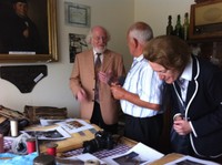 Mme Sigrun Lang regarde les documents présentés par le Cercle d'Histoire en présence de son mari Antoine Lang et de Joseph Haas