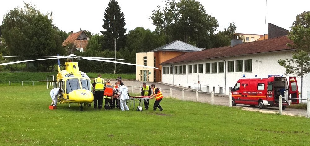 Le blessé est conduit dans l'hélicoptère