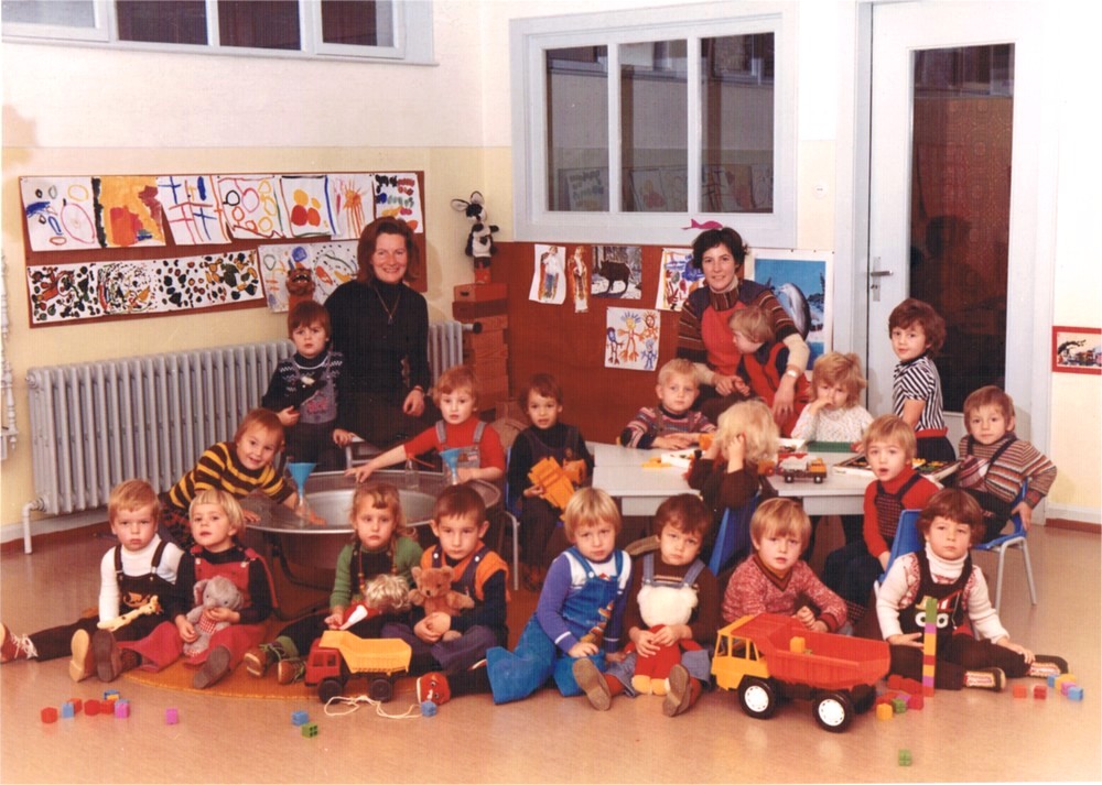 Classe de Melle Zeyer dans les années 1975 (enfants nés en 1973) avec Mme Michel