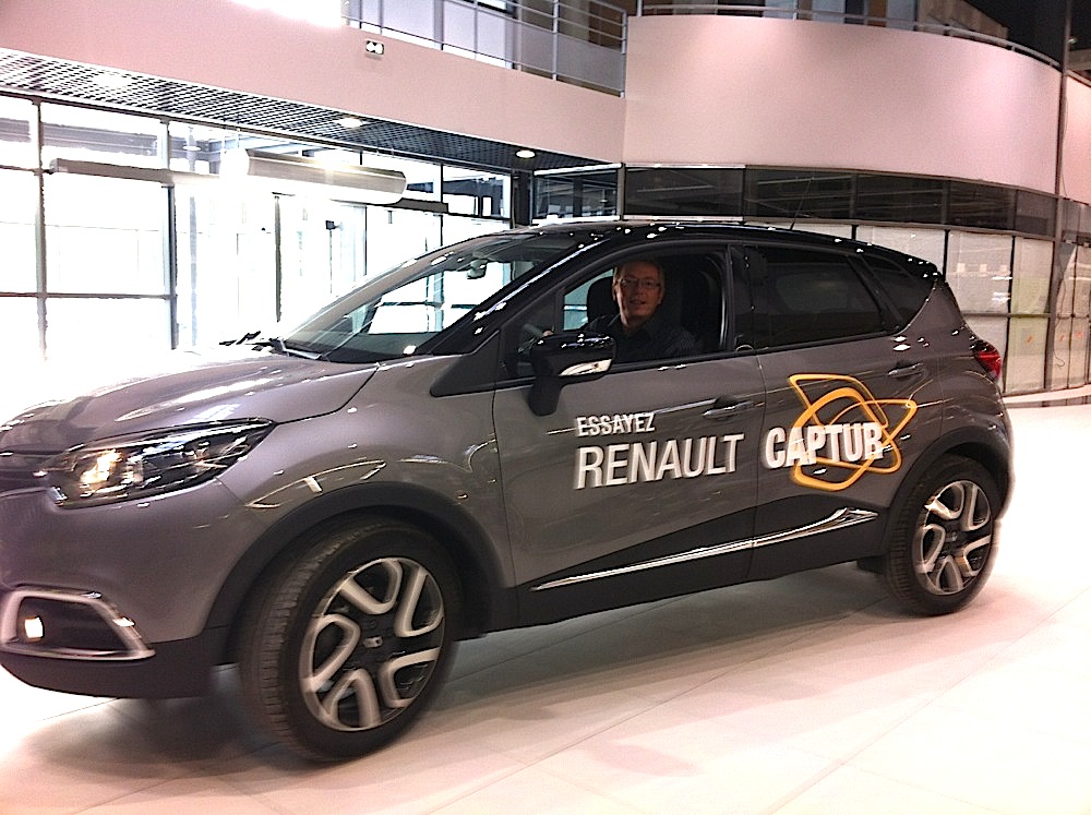 06 M. Dupoux place une voiture Renault