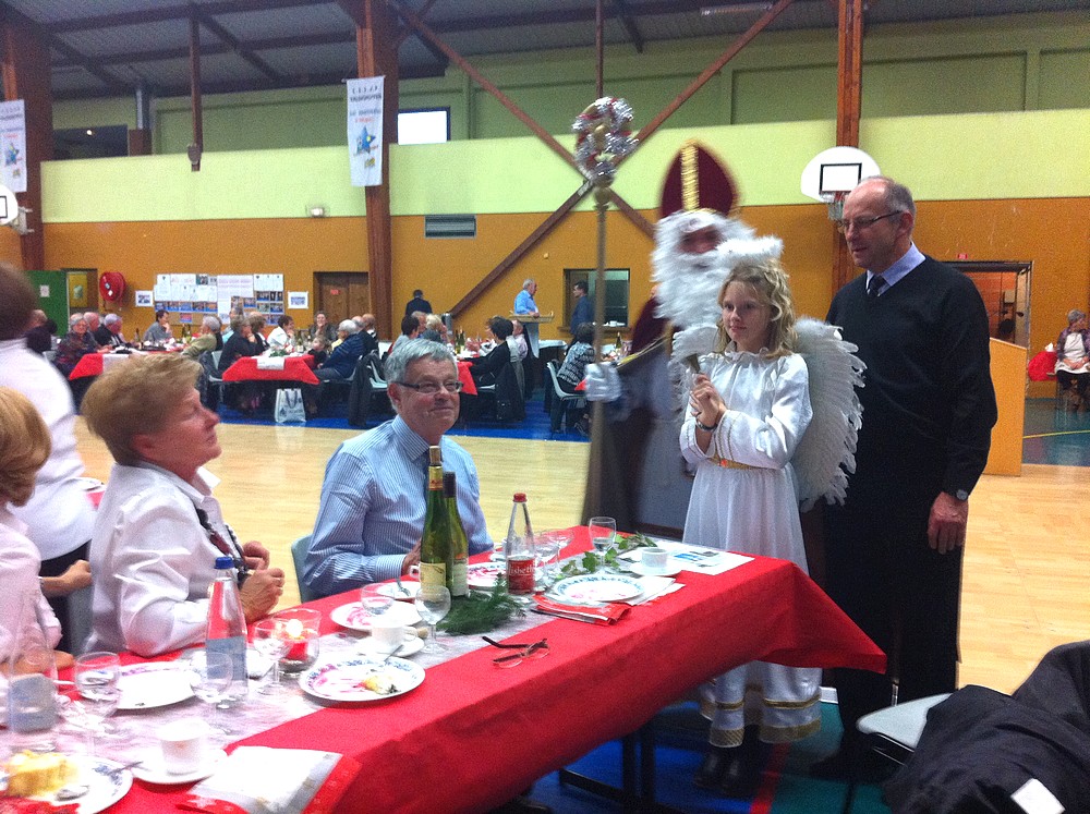 St Nicolas, l'ange, le curé et le maire