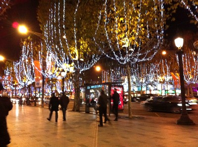 Dans les lumières des Champs Elysées