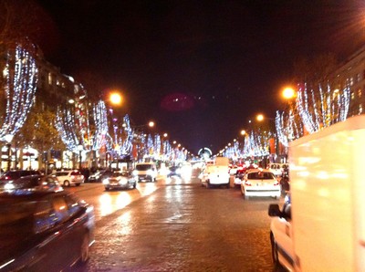 Les Champs Elysées dans la cohue des voitures
