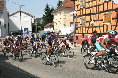 Tour d'Alsace 2012 dans Waldighoffen (4) Devant la maison natale de Nathan Katz