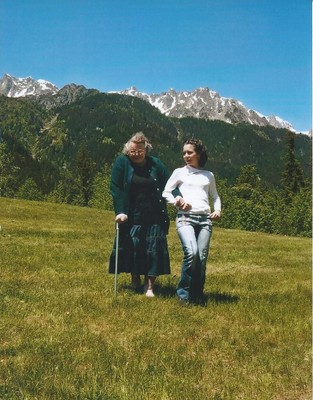 Marlène en montagne avec une petite fille