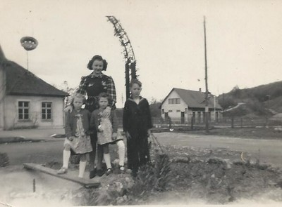 Marlène enfant à gauche