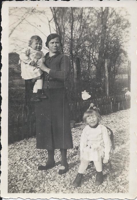 Marlène Pernot assise à côté de sa maman