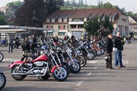 Rassemblement de motards - 1er mai 2011 - alignement des motos sur le parking
