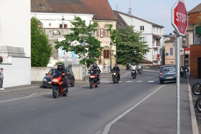 Rassemblement de motards - 1er mai 2011 - arrivée des motos par le centre