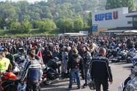 Rassemblement de motards - 1er mai 2011 - parking noir de monde