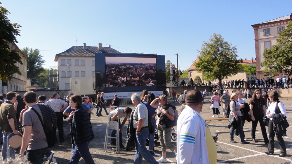 rallye de france alsace - écran géant à haguenau.JPG