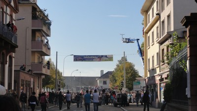 rallye de france alsace - foule à la gare de haguenau.JPG