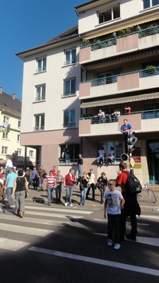 rallye de france alsace - specateurs sur les balcons et feu rouge.JPG