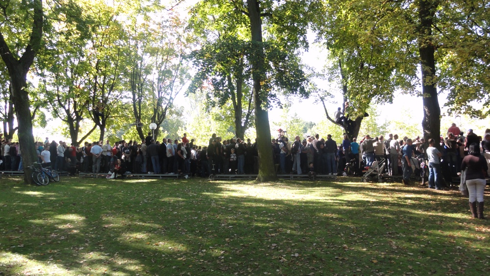 rallye de france alsace - spectateurs contre les barrières.JPG