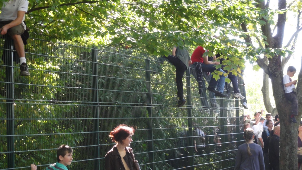 rallye de france alsace - supporters sur les barrières.JPG