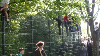 rallye de france alsace - supporters sur les barrières.JPG