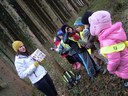 Elèves attentifs aux explications de l'animatrice de la Maison de la Nature