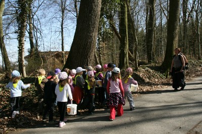 Les enfants saluent le chêne