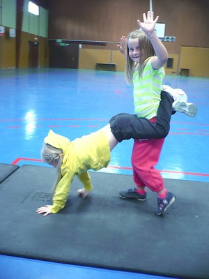 Un déplacement acrobatique de deux élèves de CP