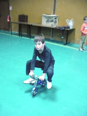 Un élève de CE1 en équilibre sur un mini-vélo