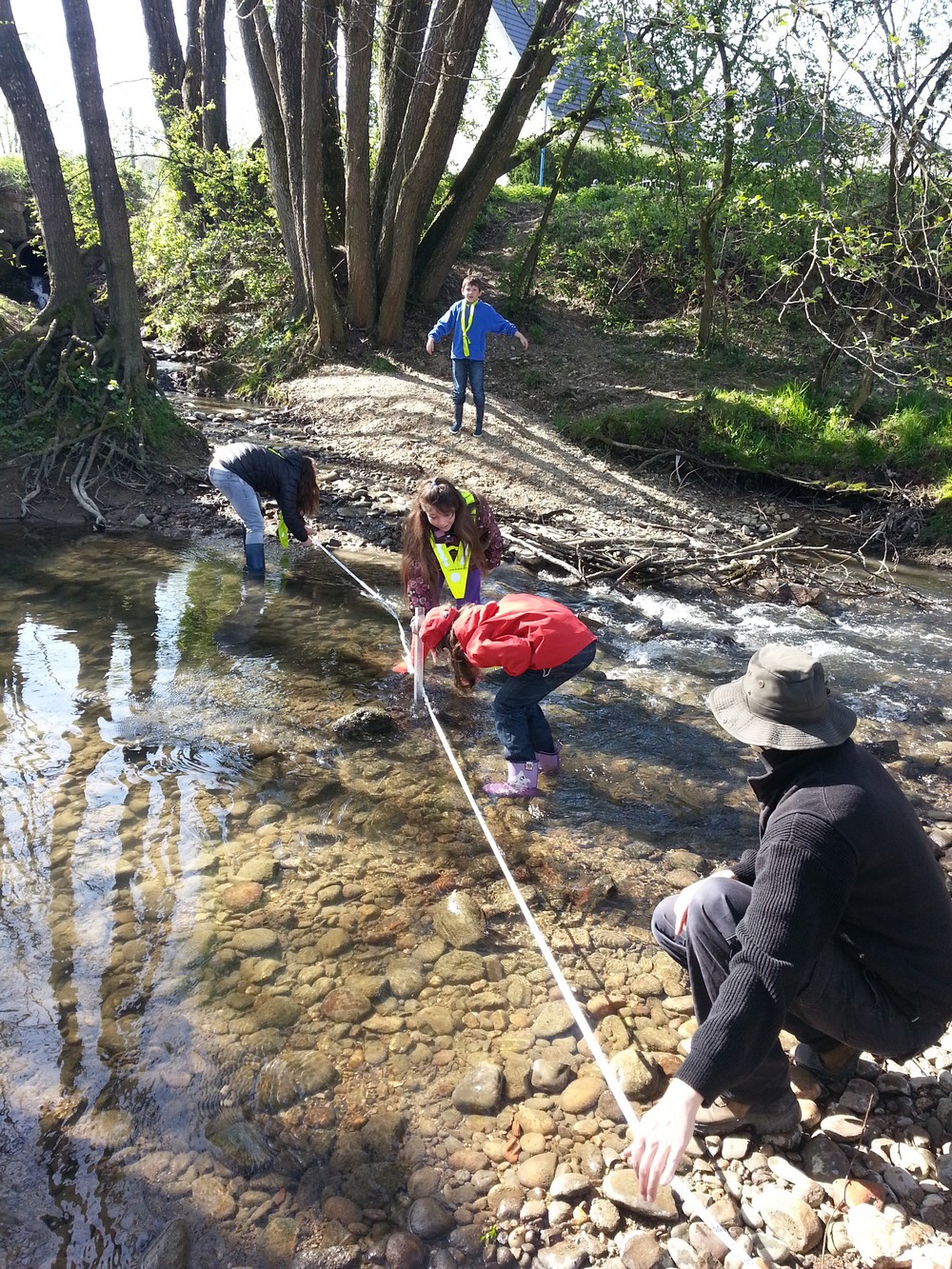 Mesure de la pronfondeur au milieu de la rivière