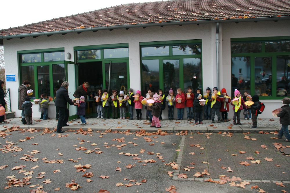 Les élèves se mettent en place devant leurs salles de classe