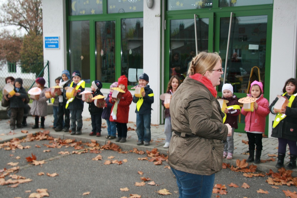 Les enfants chantent avec la maîtresse