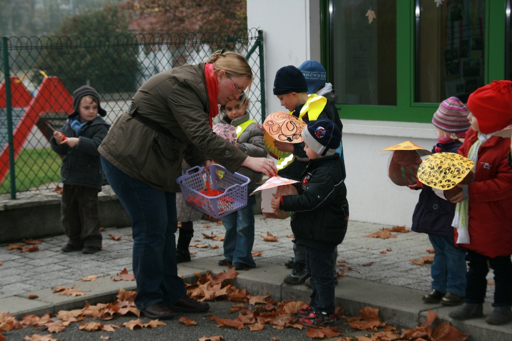 Remise d'un ballon et d'un stylo