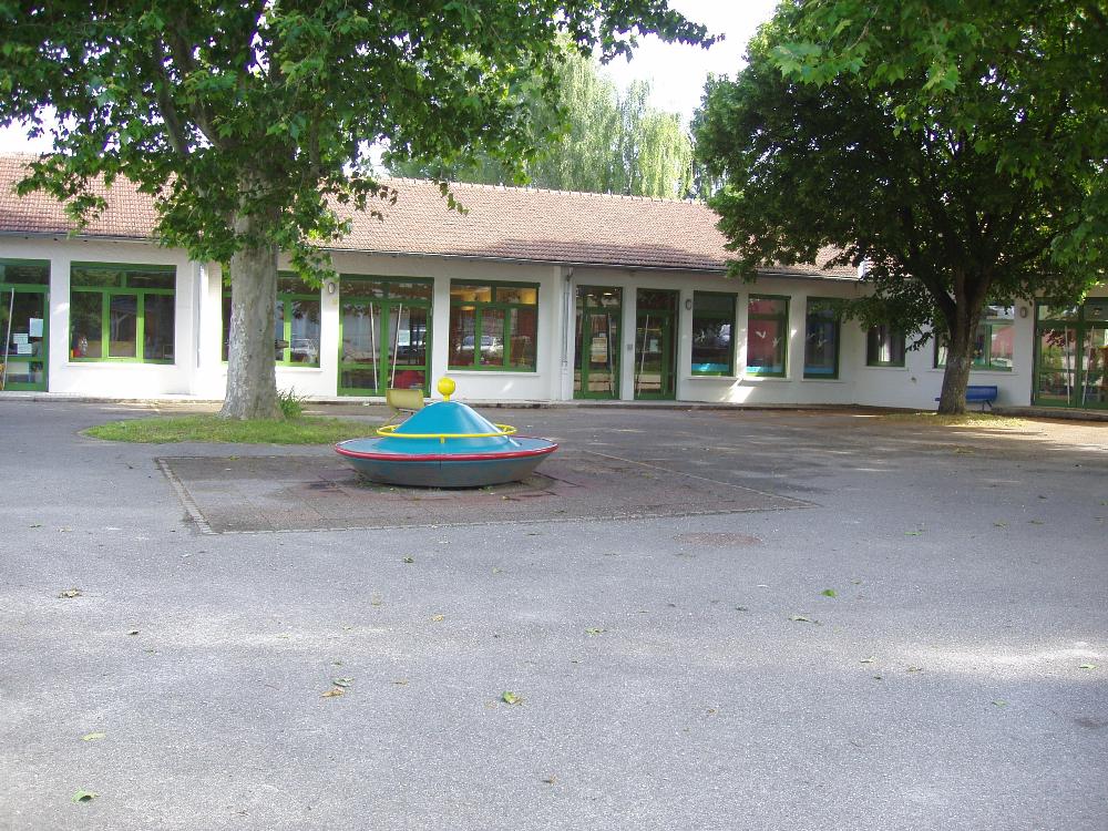 Cour de l'école maternelle de Waldighoffen